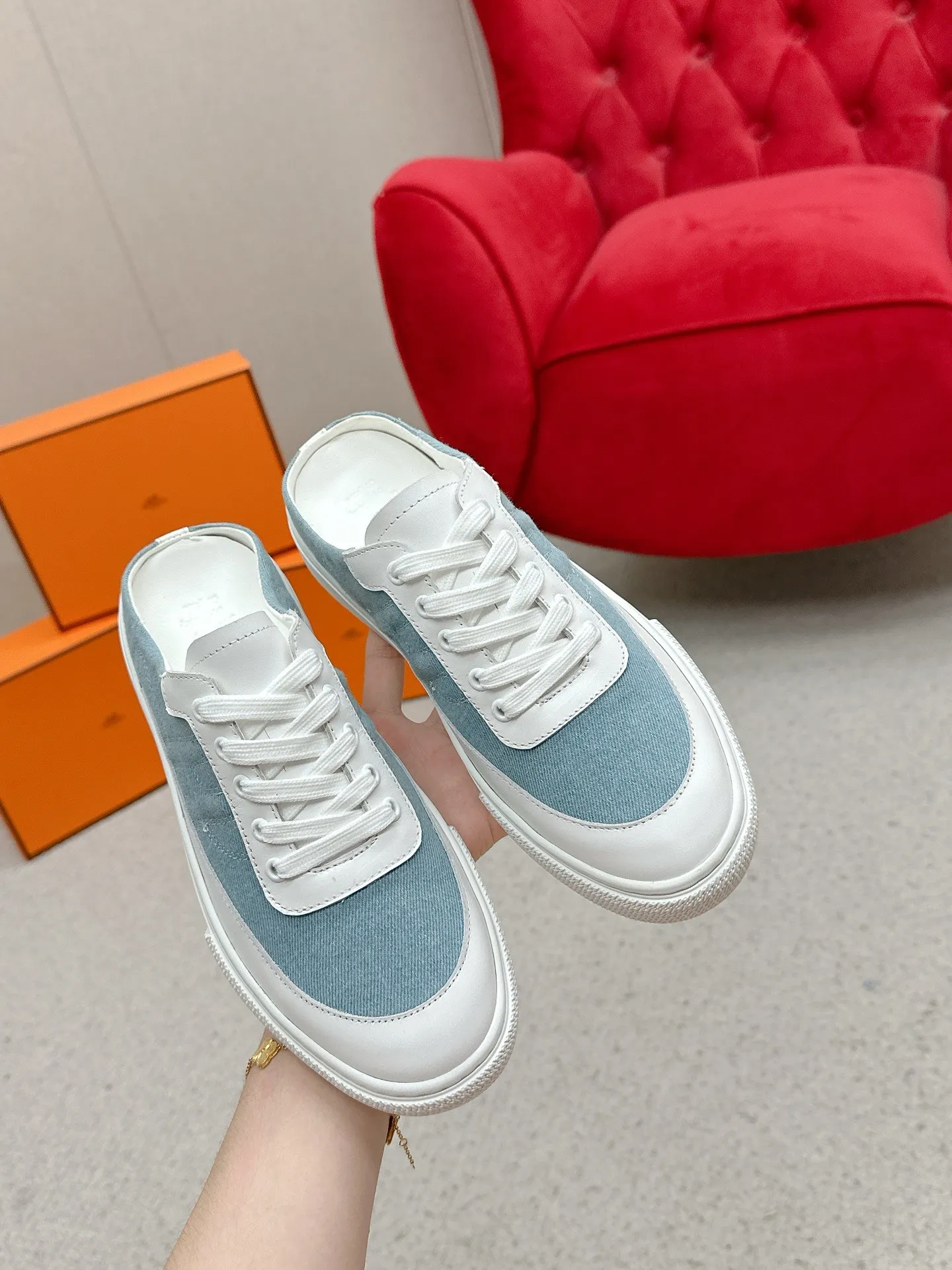 👟👟Ex-factory price 580👟👟 Men's size +10 [HERMES] H-lace slip-on sneakers, sneakers with empty back, white shoes, casual slippers and half-drags. 👉The craftsmanship is exquisite, and new products are released at the counter at the same time. Every detail of the shoes is made with special care, which is quite eye-catching. The elegant splicing elements highlight the good temperament! 🔻Fashionable fly woven lace-up method adds a casual atmosphere and exquisite lines, which can better reflect the family-style design language and intersperse exquisite lines. ✨✨The upper is made of imported cow suede/imported canvas, the lining is made of imported mixed sheepskin, and the original custom-made rubber outsole. 🐎Size: 35-40 for women, 39-44 for men (41 for women, 45 for men, can be customized, non-refundable)
